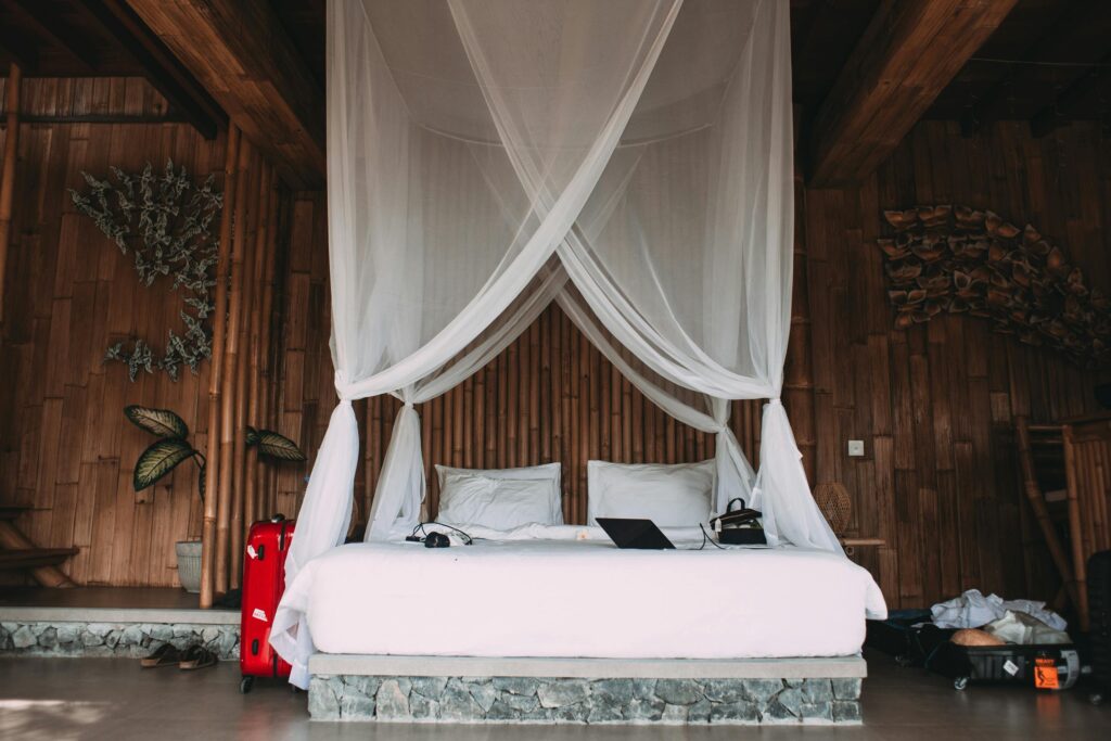 queen canopy beds