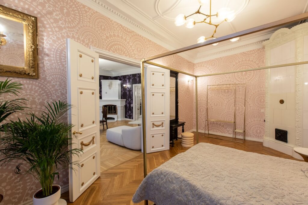 Curating Wall Art: Create a Cozy & Personalized Bedroom Retreat - Featured Image