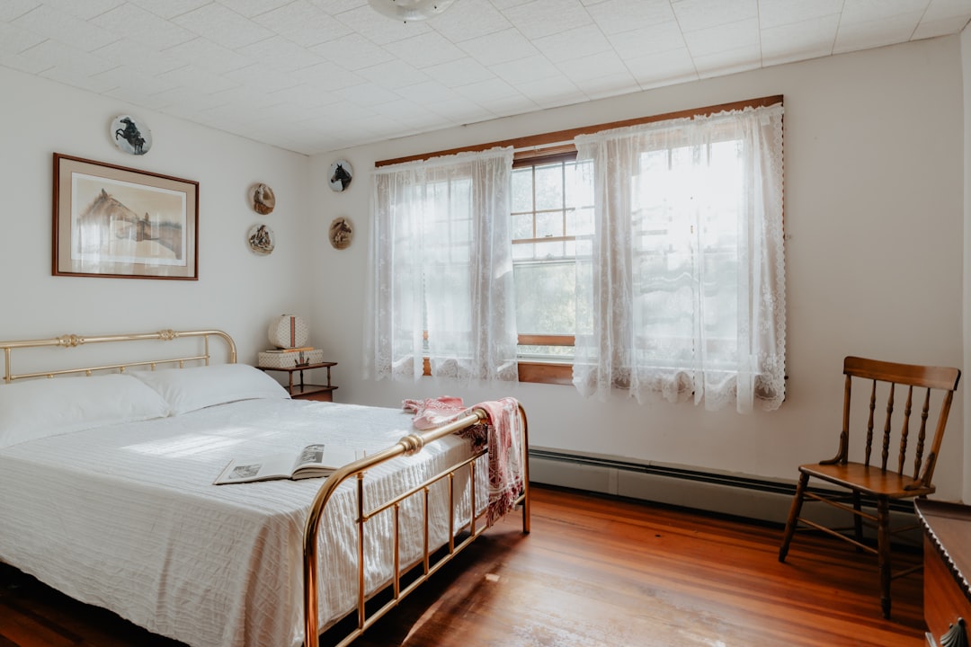 Bedroom seating arrangement with clear traffic flow