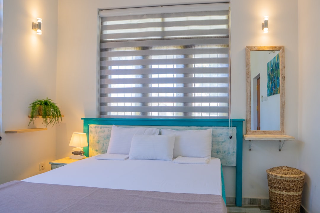 Kids Sleep Psychology – parent reading a soothing bedtime story to a child, fostering emotional comfort and sleep readiness