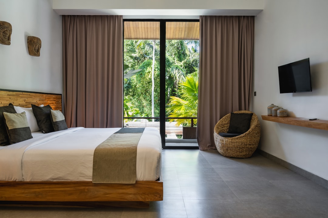 This diagram shows the beams, center legs, and close slat spacing that create a sturdy DIY bed frame using best-practice reinforcement.