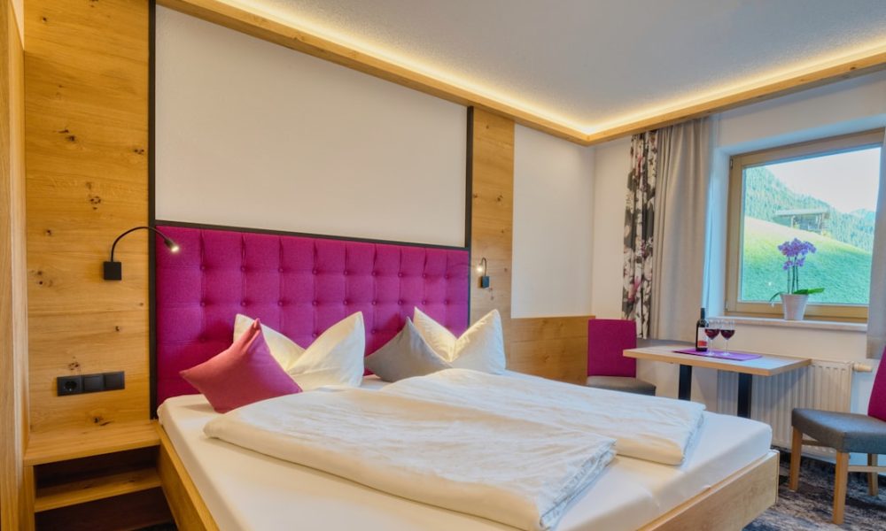 Guest Room Essentials in a cozy bedroom setting - must items guest