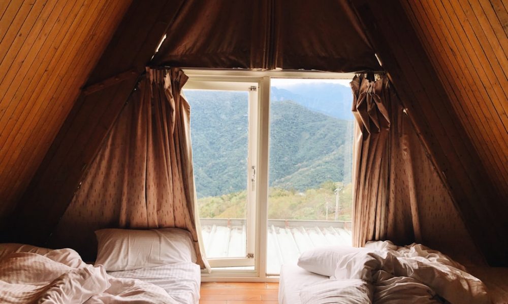 Comforter Buying Guide for All Seasons and Sleep Styles - Featured Image