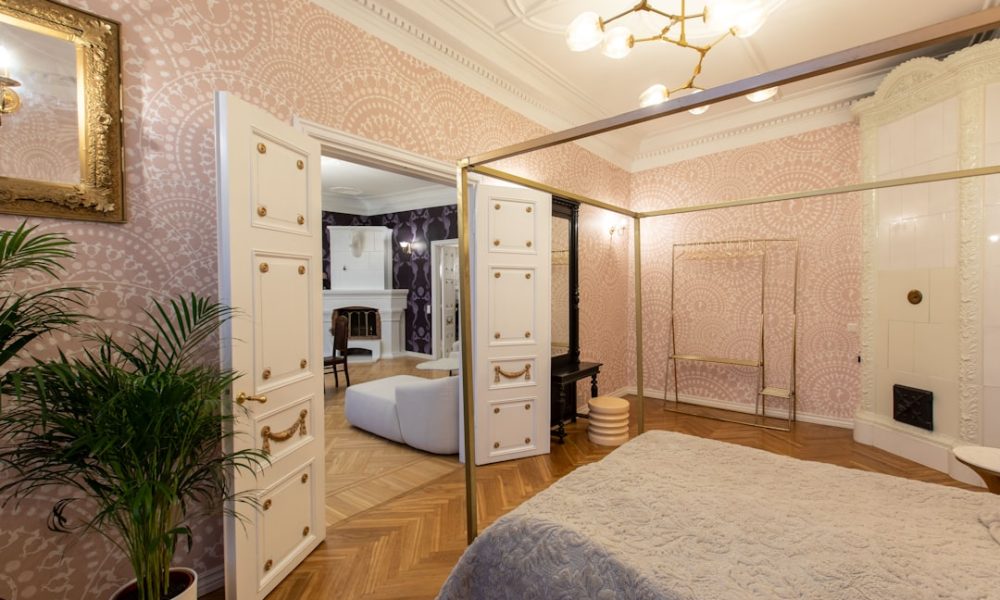 Curating Wall Art: Create a Cozy & Personalized Bedroom Retreat - Featured Image