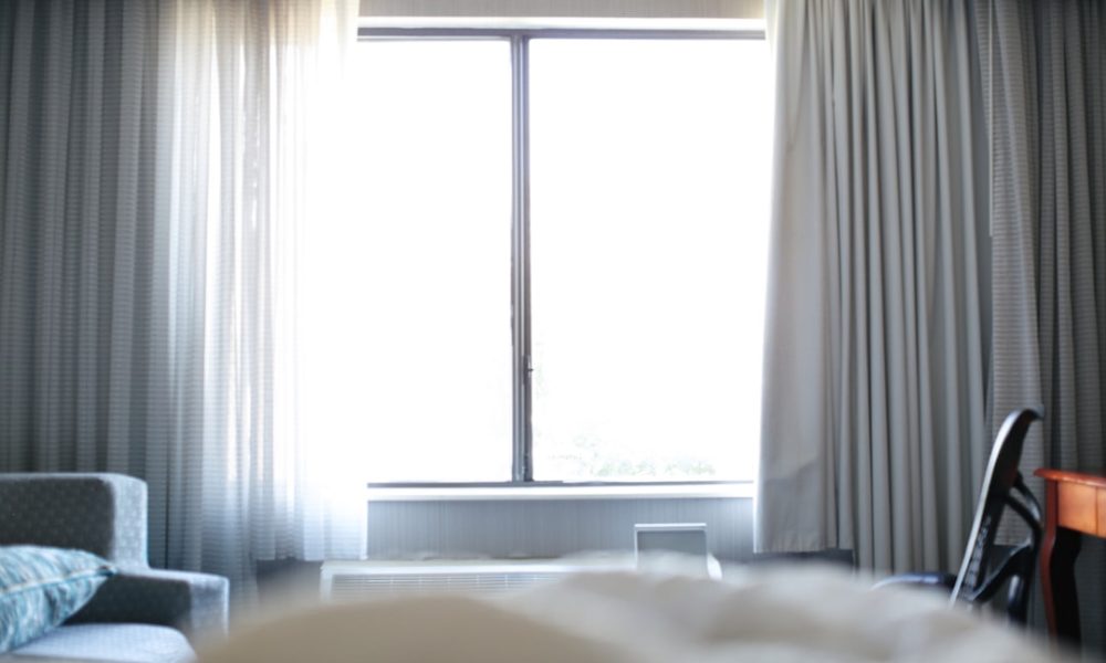 How to Integrate Platform Beds in Modern and Traditional Spaces - Featured Image