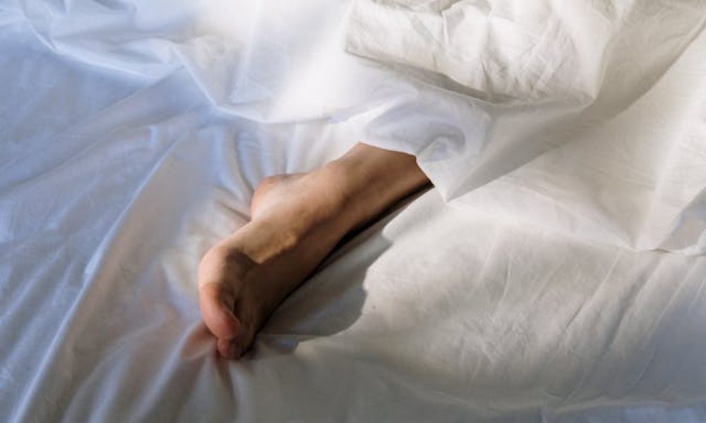 queen bed size in feet